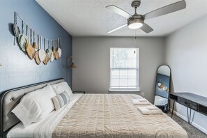 1 habitación, escritorio, tabla de planchar con plancha y cuna de viaje 