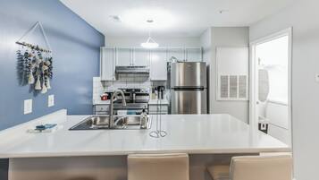 Réfrigérateur, four, plaque de cuisson, lave-vaisselle