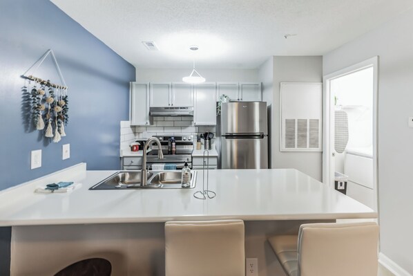 Réfrigérateur, four, plaque de cuisson, lave-vaisselle