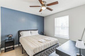 1 Schlafzimmer, Schreibtisch, Bügeleisen/Bügelbrett, Reisekinderbett