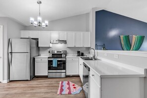 Kühlschrank, Ofen, Herdplatte, Geschirrspüler