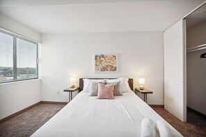 1 dormitori, escriptori, un bressol de viatge i wifi gratuïta