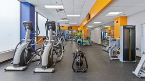 Ein Fitnessstudio mit Fahrrädern, Crosstrainern und Kraftgeräten.