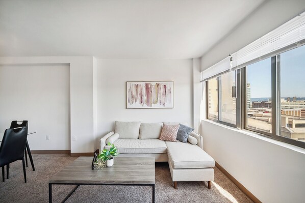 Een smart-tv en een kantoor