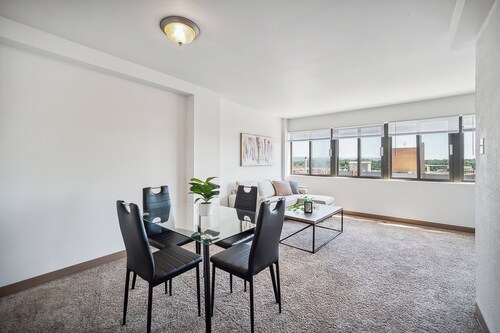 PP 1111  Modern Corporate 1br, pool, Gym