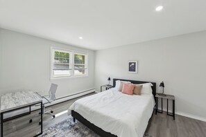 2 dormitorios, escritorio, tabla de planchar con plancha y cuna de viaje