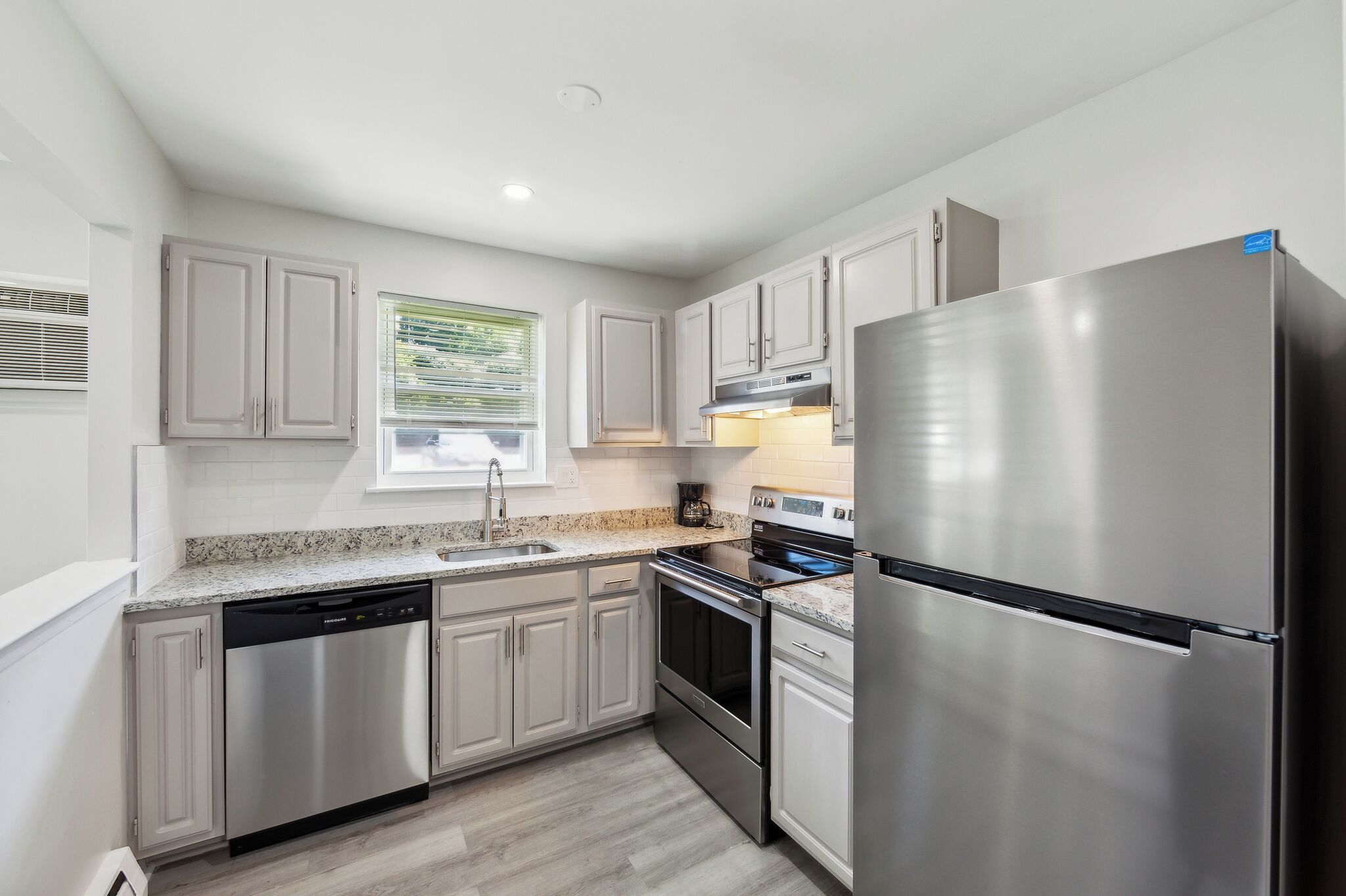 Coffee/tea maker, fridge, oven, stovetop