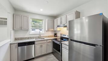 Coffee/tea maker, fridge, oven, stovetop