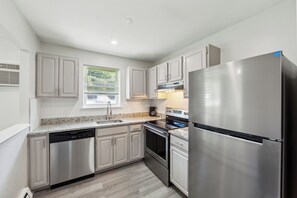 Réfrigérateur, four, plaque de cuisson, lave-vaisselle