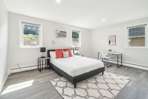 2 bedrooms, desk, iron/ironing board, travel crib - Pine Brook 1218 I Cozy & comfy I Free Parking (Newark)