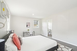 2 Schlafzimmer, Schreibtisch, Bügeleisen/Bügelbrett, Reisekinderbett