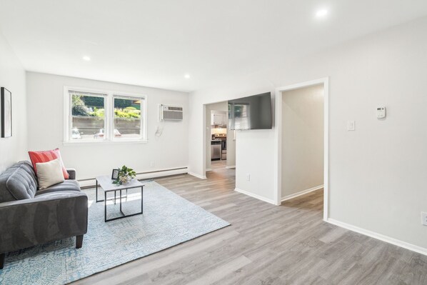 Interior - Pine Brook 1218 I Cozy & comfy I Free Parking (Newark)