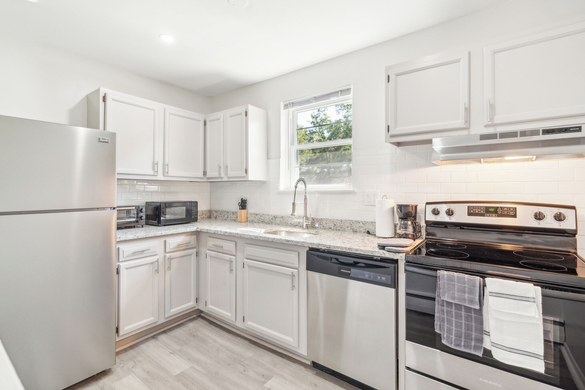 Fridge, oven, stovetop, dishwasher