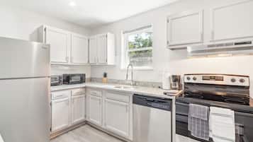 Fridge, oven, stovetop, dishwasher