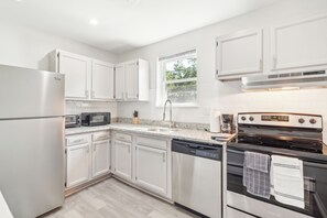 Fridge, oven, stovetop, dishwasher - Pine Brook 1218 I Cozy & comfy I Free Parking (Newark)