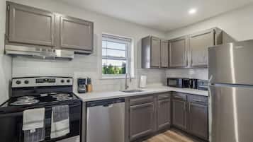 Fridge, oven, stovetop, dishwasher