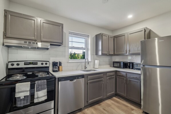 Fridge, oven, stovetop, dishwasher