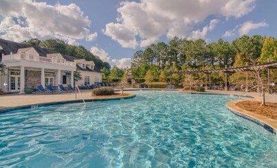 Verandas 1836 I Modern 2Bd I Parking I Pool I Gym