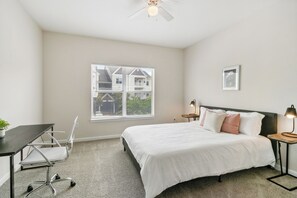 1 soverom, skrivebord, strykejern/-brett og reiseseng for barn