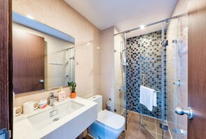 Luksus-lejlighed - balkon | Badeværelse | Bruser, brusehoved med hydromassage, designertoiletartikler, hårtørrer