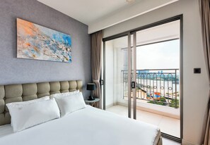 Ropa de cama de alta calidad y caja de seguridad en la habitación 