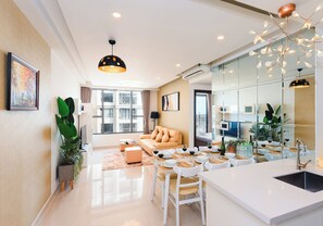 Ropa de cama de alta calidad y caja de seguridad en la habitación 