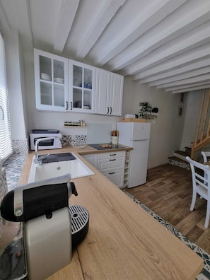 Geladeira, micro-ondas, fogão, cooktop