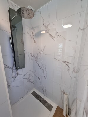 Dusche, Haartrockner, Seife, Shampoo