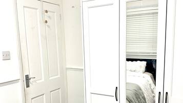 House | 2 bedrooms, desk, free WiFi, bed sheets
