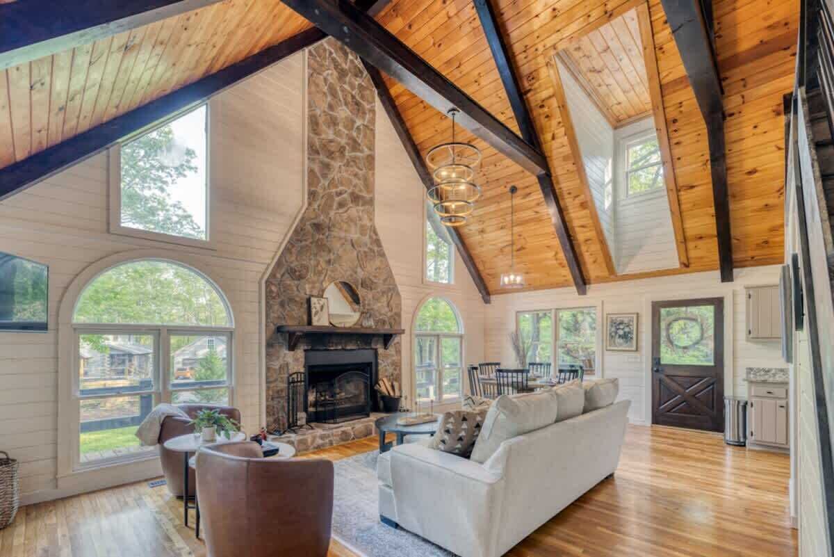 Televisión, chimenea y oficina 