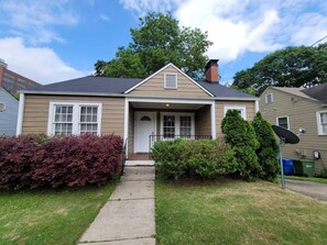 Exterior - Tranquil Home in ATL- Sleeps 9 (Atlanta)