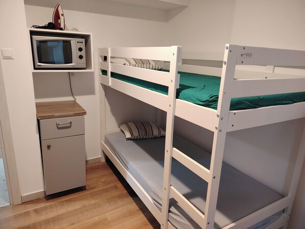 4 bedrooms, iron/ironing board, free WiFi, bed sheets