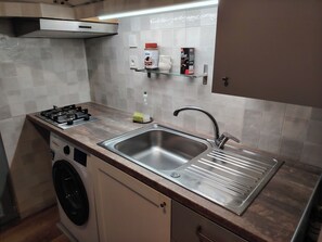 Fridge, microwave, stovetop, dishwasher