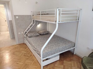 4 bedrooms, iron/ironing board, free WiFi, bed sheets