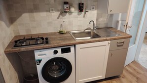 Lemari es, microwave, kompor, dan mesin pencuci piring