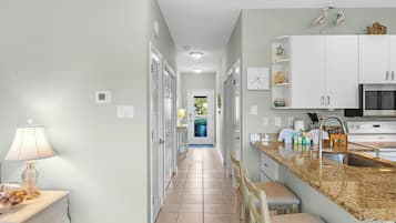 Deluxe Condo, 2 Bedrooms, Non Smoking, Balcony | Dapur peribadi | Peti sejuk, ketuhar gelombang mikro, ketuhar, dapur