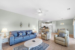 Leilighet – deluxe, 2 soverom, ikke-røyk, balkong | Oppholdsrom | En 65-tommers smart-TV med kabel-kanaler