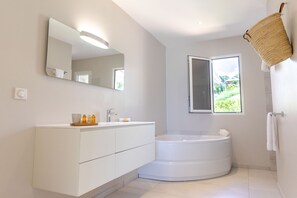 シャワー、ヘアドライヤー、タオル