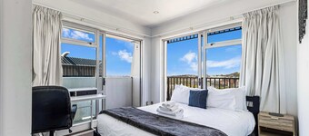 Central charming 2-bedroom - pool & gym!