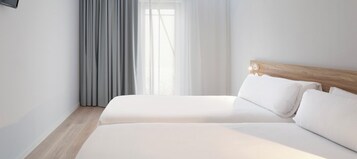 Caja de seguridad en la habitación, escritorio y cortinas blackout 