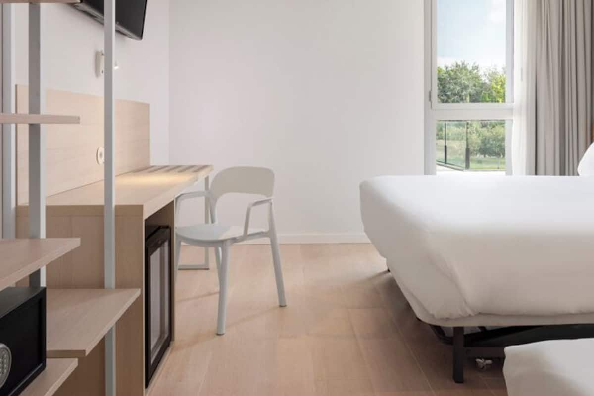 Triple Room | In-room safe, desk, blackout drapes, free WiFi