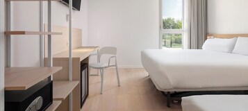 Caja de seguridad en la habitación, escritorio y cortinas blackout 