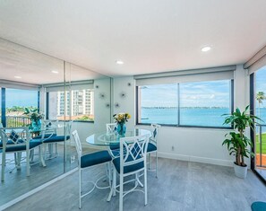 Dining - Bahia 'Pelicans and Mermaids' (St. Petersburg)