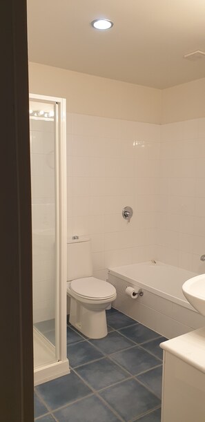 Doccia, asciugacapelli, asciugamani, sapone