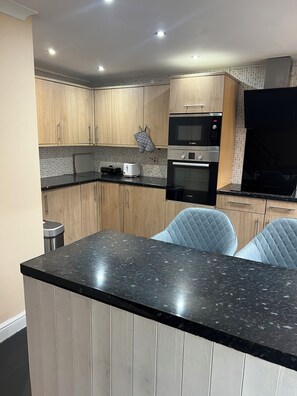 House | Private kitchen | Fridge, microwave, oven, stovetop - Cozy Basildon Retreat With 3 Bedrooms Free Parking (Basildon)
