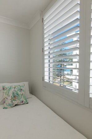 3 bedrooms, iron/ironing board, travel cot, WiFi - "The Royale" Prime Manly Beachfront w Parking (Manly)
