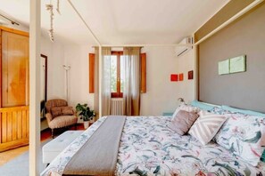 1 bedroom, iron/ironing board, WiFi, bed sheets - Room with private bathroom + terrace: ~Glicine~  (Toscana)