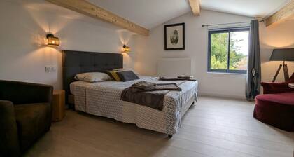 Gßte avec piscine chauffée, jardin clos et WiFi à Baignes