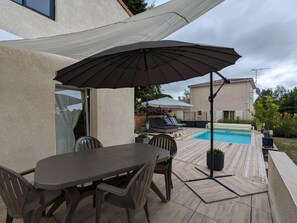 Outdoor dining - Cottage with heated pool, enclosed garden and WiFi in Baignes (Baignes-Sainte-Radegonde)