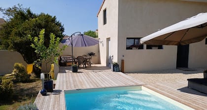 Gßte avec piscine chauffée, jardin clos et WiFi à Baignes